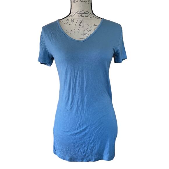 Zenana Outfitter Blue Pink 2 V Neck Shirts Medium NEW - Picture 3 of 3